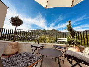 蒂瓦特的住宿－Adriatic Dream，设有一个配有桌椅并享有美景的阳台。