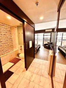 a room with a bathroom with a tub and a toilet at Lindo Studio com Jacuzzi e sacada a 50m Av Paulista in São Paulo