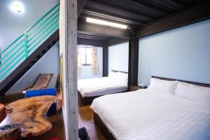 - une chambre avec 2 lits et un escalier dans l'établissement Woolywo B&B, à Yuli