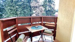 einen kleinen Tisch und zwei Stühle auf dem Balkon in der Unterkunft Arboro Royal Plaza in Borowez