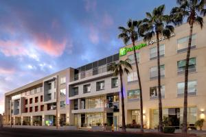 uma representação da frente de um hotel com palmeiras em Holiday Inn Express & Suites - Glendale Downtown em Glendale