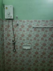 La salle de bains est pourvue d'une douche et de toilettes. dans l'établissement SaamSaao HomeStay Betong สามสาวโฮมสเตย์เบตง 4 Bedroom House for Rent, à Betong