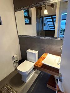 La salle de bains est pourvue de toilettes et d'un lavabo. dans l'établissement Atitlan Sunset Lodge, à Santa Cruz La Laguna