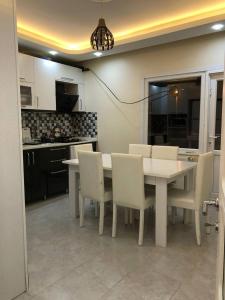 - une cuisine avec une table blanche et des chaises blanches dans l'établissement Cottage Samanli, à Yalova