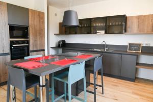 cocina con mesa con sillas y fregadero en Bellagio Dreams,Luxury Apartment, en Bellagio