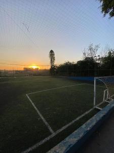 um campo de futebol com um golo em frente ao pôr do sol em Linda Chácara com campo de vôlei e futebol com tamanho profissional , 6 quartos em Limeira SP em Limeira