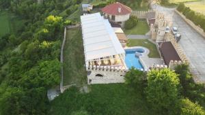una vista aérea de una casa con piscina en Комплекс Замъка, 