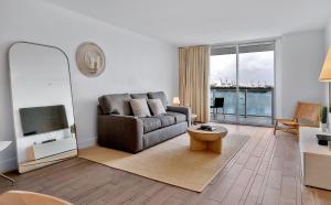 un soggiorno con divano e TV di 1100 West South Beach Luxe Miami Condos by Joe Semary a Miami Beach