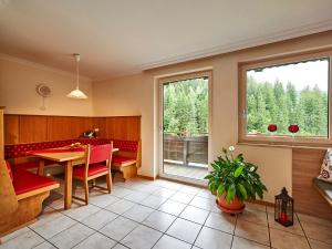 ein Esszimmer mit einem Tisch und einem Fenster in der Unterkunft Haus Meyer in Filzmoos