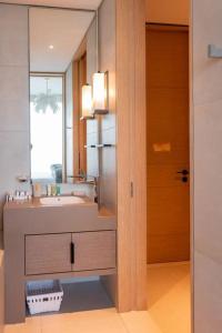 a bathroom with a sink and a mirror at Luxury1BR at The Address Residences in JBR in Dubai