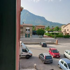 um grupo de carros estacionados num parque de estacionamento em Bed- Office em Montesarchio