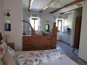 - un salon avec un lit et une cheminée en briques dans l'établissement Nussbaumerhof, 