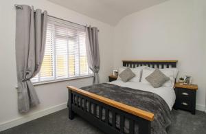 een slaapkamer met een bed en een raam bij Home from home in Bexhill