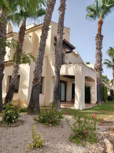 una casa con palme di fronte di Tu casa y lugar especial para vacaciones y momentos a Murcia