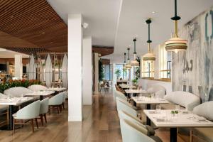 Hilton Los Angeles-Culver City, CA餐厅或其他用餐的地方