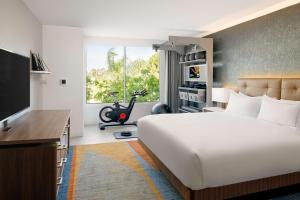 Hilton Los Angeles-Culver City, CA的电视和/或娱乐中心