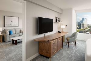 Hilton Los Angeles-Culver City, CA的电视和/或娱乐中心