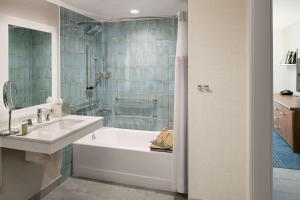 Hilton Los Angeles-Culver City, CA的一间浴室