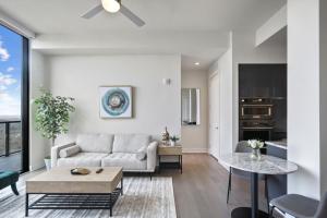 ein Wohnzimmer mit Sofa und Tisch in der Unterkunft Luxury 2bdrm Penthouse in Midtown in Atlanta