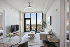 ein Wohnzimmer mit Sofa und Tisch in der Unterkunft Luxury 2bdrm Penthouse in Midtown in Atlanta