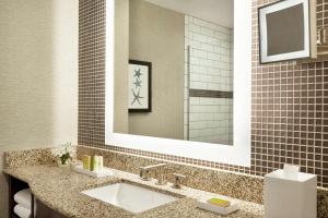 Cape Rey Carlsbad Beach, A Hilton Resort & Spa的一间浴室