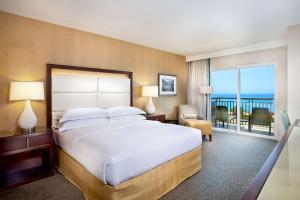 Cape Rey Carlsbad Beach, A Hilton Resort & Spa客房内的一张或多张床位