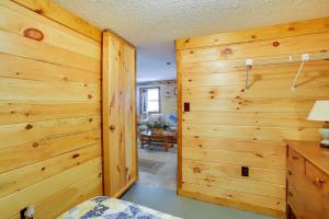 Postel nebo postele na pokoji v ubytování Pine Ridge Resort Cabin on Bass Lake with Dock!