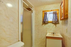 Koupelna v ubytování Pine Ridge Resort Cabin on Bass Lake with Dock! + 18 fotografií