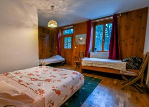 - une chambre avec 2 lits dans l'établissement La Maison du Garde, domaine de La Drelas, 6 couchages, pierre et bois,, à Chaumont-sur-Tharonne