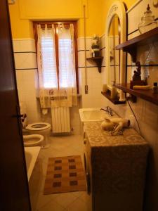 een kleine badkamer met een wastafel en een toilet bij Villa Debora in Lucca