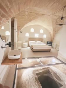 1 dormitorio con cama y lavamanos en Il Timbro - Dimore Diffuse, en Vasto