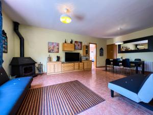 ein Wohnzimmer mit einem blauen Sofa und einem Kamin in der Unterkunft Vivalidays Gala in Tordera