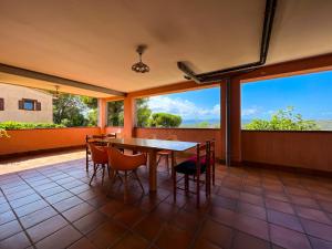 comedor con mesa, sillas y ventanas grandes en Vivalidays Gala en Tordera