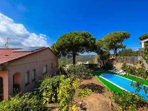 uma casa com piscina ao lado de um quintal em Vivalidays Gala em Tordera
