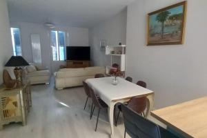 ein Wohnzimmer mit einem weißen Tisch und Stühlen in der Unterkunft appartement centre ville avec terrasse in Sanary-sur-Mer