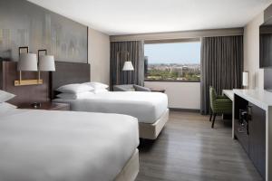 Habitación de hotel con 2 camas y ventana en Dallas-Addison Marriott Quorum by the Galleria en Dallas