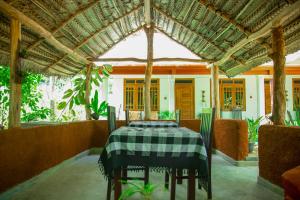 einen Tisch mit einem karierten Tischtuch auf einer Terrasse in der Unterkunft Dambulla Kings Inn in Dambulla