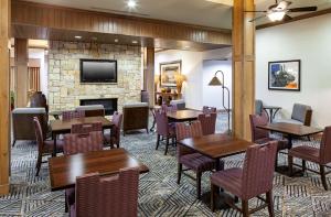 ein Restaurant mit Tischen und Stühlen und einem Kamin in der Unterkunft Homewood Suites by Hilton Austin/Round Rock in Round Rock