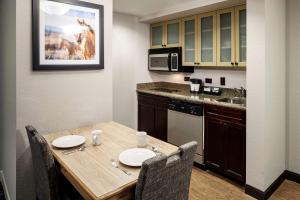 Kuchyň nebo kuchyňský kout v ubytování Homewood Suites by Hilton Austin/Round Rock