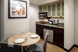 Kuchyň nebo kuchyňský kout v ubytování Homewood Suites by Hilton Austin/Round Rock