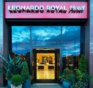 eine Drehtür zu einem Hotel mit rotem Schild in der Unterkunft Leonardo Royal Hotel Edinburgh in Edinburgh