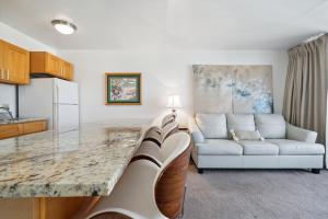 ホノルルにあるTower 1 Suite 3007 condoのキッチン、リビングルーム(大理石のカウンター付) +35枚の写真
