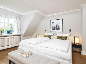 two beds in a white room with a window at Hansenhoog-2 in Kampen