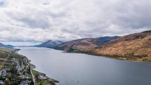 una vista aérea de una gran masa de agua con montañas en Muthu Fort William Hotel, en Fort William