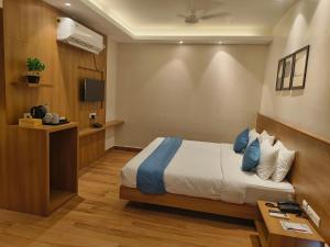 ディブルガルにあるCENTRAL INNのベッドとテレビが備わるホテルルームです。
