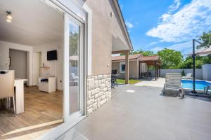 dom z patio i basenem w obiekcie Houses Trinetta w mieście Valtura