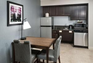Kuchyň nebo kuchyňský kout v ubytování Homewood Suites by Hilton Austin NW near The Domain
