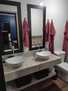 baño con 2 lavabos, aseo y espejos en Gray House 3 - JD. Leonor en Londrina