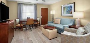 Embassy Suites by Hilton Destin Miramar Beach的电视和/或娱乐中心