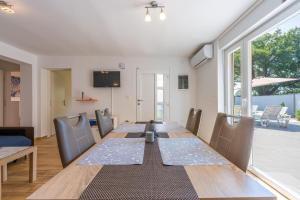 jadalnia z długim stołem i krzesłami w obiekcie Houses Trinetta w mieście Valtura